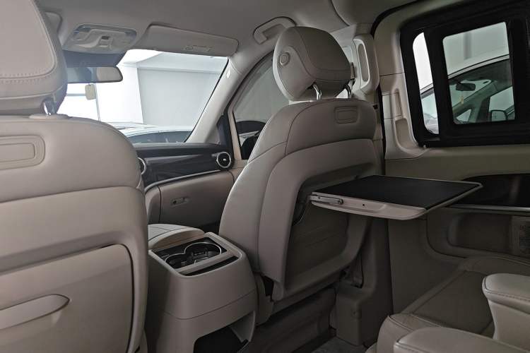 Used Mercedes-Benz V-Class 2017 V 260 L Prestige Extended Edition Interior 11