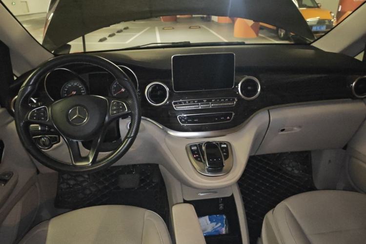 Used Mercedes-Benz V-Class 2017 V 260 Avantgarde Edition Interior 2