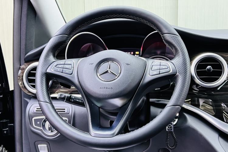 Used Mercedes-Benz V-Class 2017 V 260 Avantgarde Edition Interior 3
