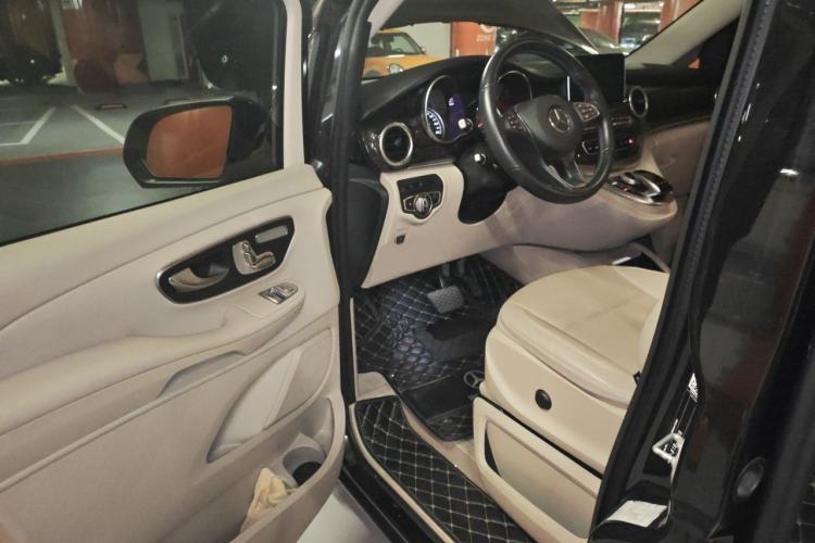 Used Mercedes-Benz V-Class 2017 V 260 Avantgarde Edition Interior 3