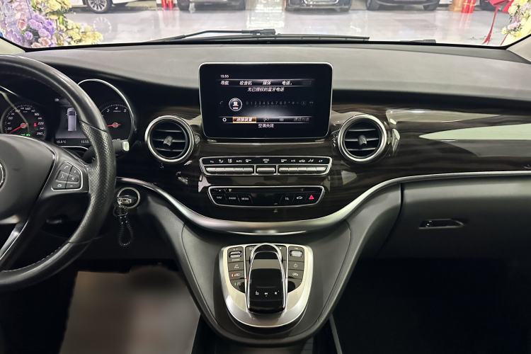 Used Mercedes-Benz V-Class 2017 V 260 Avantgarde Edition Interior 3