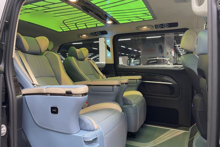 Used Mercedes-Benz V-Class 2017 V 260 Avantgarde Edition Interior 3