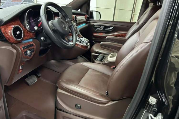 Used Mercedes-Benz V-Class 2017 V 260 L Prestige Extended Edition Interior 4