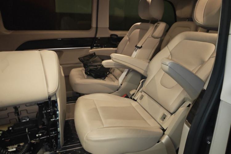 Used Mercedes-Benz V-Class 2017 V 260 Avantgarde Edition Interior 4