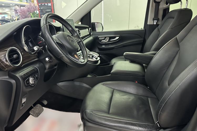 Used Mercedes-Benz V-Class 2017 V 260 Avantgarde Edition Interior 4