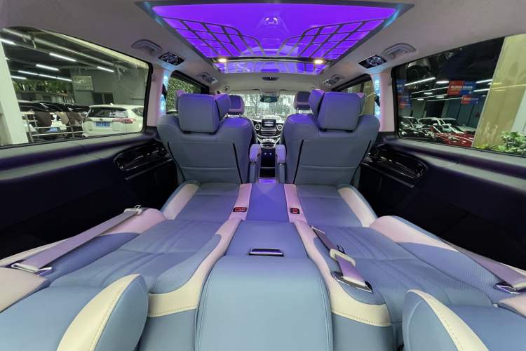Used Mercedes-Benz V-Class 2017 V 260 Avantgarde Edition Interior 4