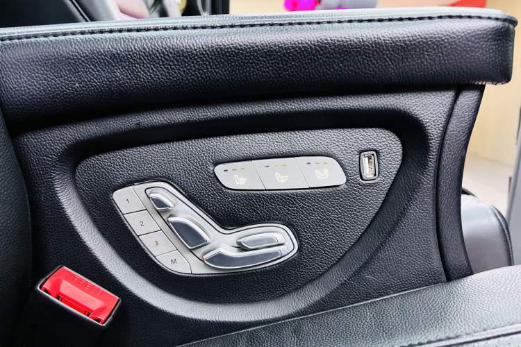 Used Mercedes-Benz V-Class 2017 V 260 Avantgarde Edition Interior 5