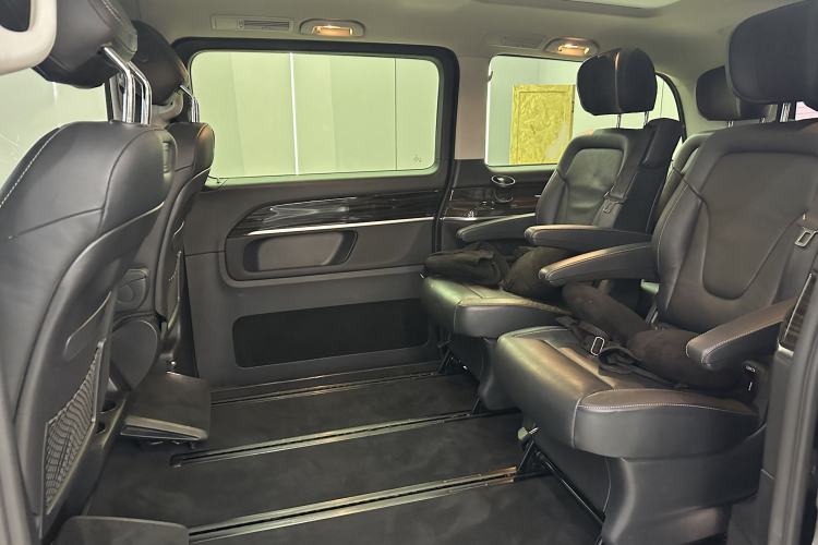 Used Mercedes-Benz V-Class 2017 V 260 Avantgarde Edition Interior 5