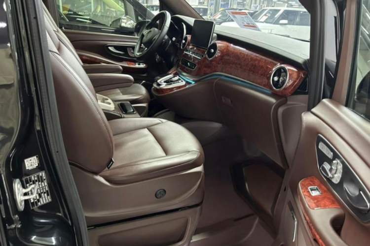 Used Mercedes-Benz V-Class 2017 V 260 L Prestige Extended Edition Interior 6