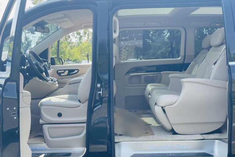 Used Mercedes-Benz V-Class 2017 V 260 L Prestige Extended Edition Interior 6