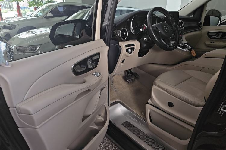 Used Mercedes-Benz V-Class 2017 V 260 L Prestige Extended Edition Interior 6