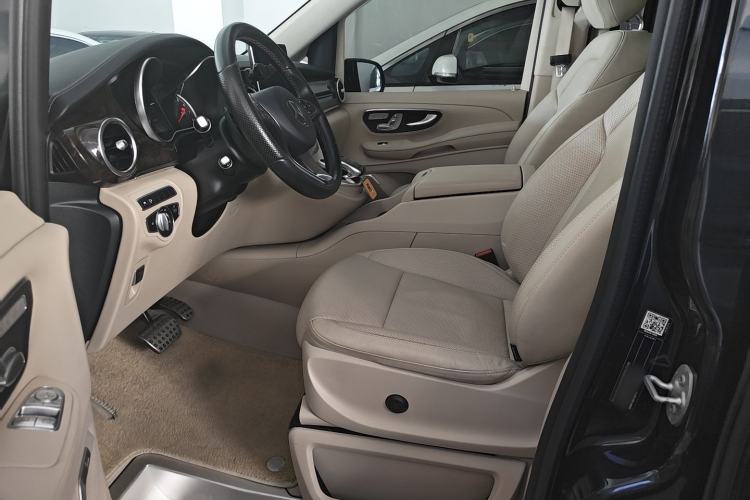 Used Mercedes-Benz V-Class 2017 V 260 L Prestige Extended Edition Interior 7