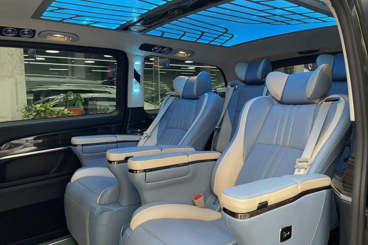 Used Mercedes-Benz V-Class 2017 V 260 Avantgarde Edition Interior 7