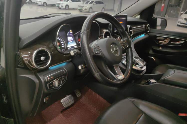 Used Mercedes-Benz V-Class 2017 V 260 L Prestige Extended Edition Interior 8