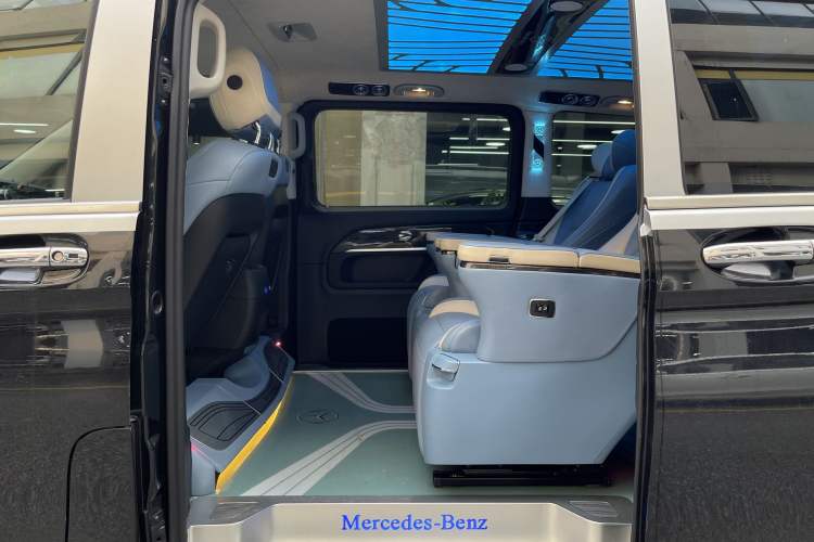 Used Mercedes-Benz V-Class 2017 V 260 Avantgarde Edition Interior 8