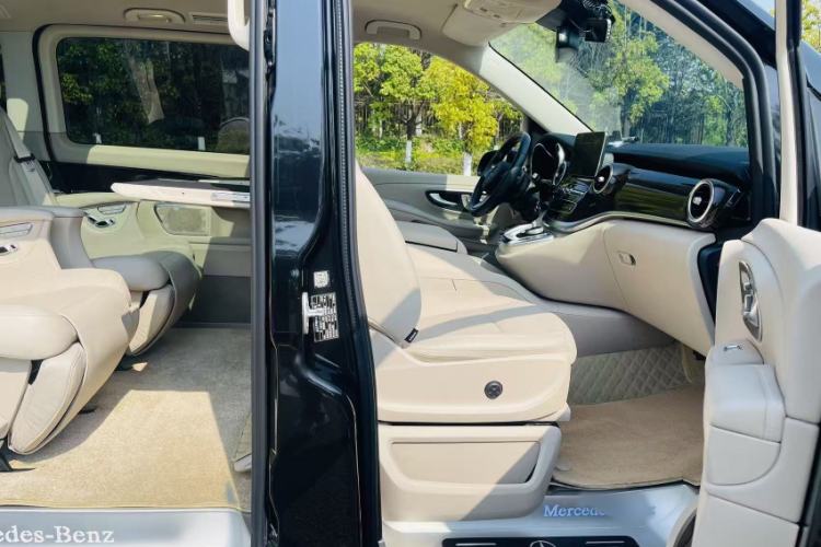 Used Mercedes-Benz V-Class 2017 V 260 L Prestige Extended Edition Interior 9