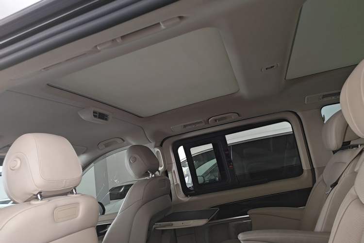 Used Mercedes-Benz V-Class 2017 V 260 L Prestige Extended Edition Interior 9