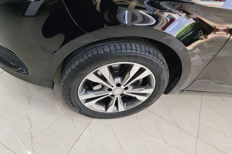 Used Mercedes-Benz V-Class 2017 V 260 Avantgarde Edition Left Front Wheel Hub