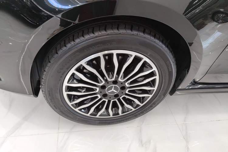 Used Mercedes-Benz V-Class 2017 V 260 L Prestige Extended Edition Left Front Wheel Hub