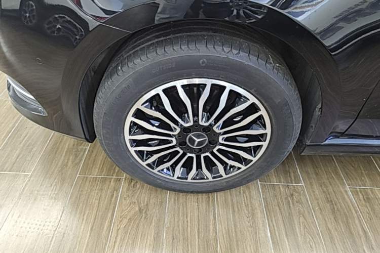 Used Mercedes-Benz V-Class 2017 V 260 Prestige Edition Left Front Wheel Hub