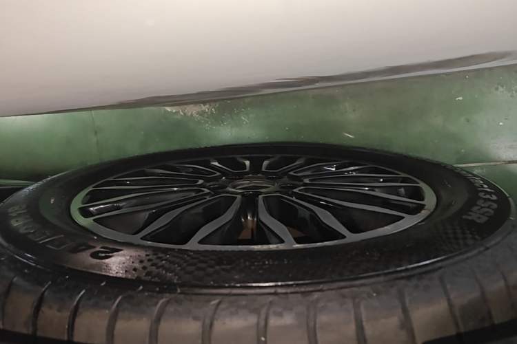Used Mercedes-Benz V-Class 2017 V 260 L Prestige Extended Edition Left Front Wheel Hub