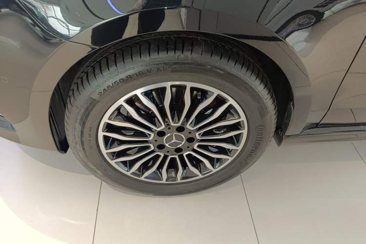 Used Mercedes-Benz V-Class 2017 V 260 L Prestige Extended Edition Left Front Wheel Hub