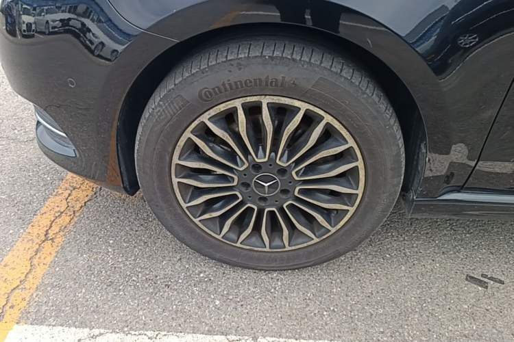 Used Mercedes-Benz V-Class 2017 V 260 L Prestige Extended Edition Left Front Wheel Hub