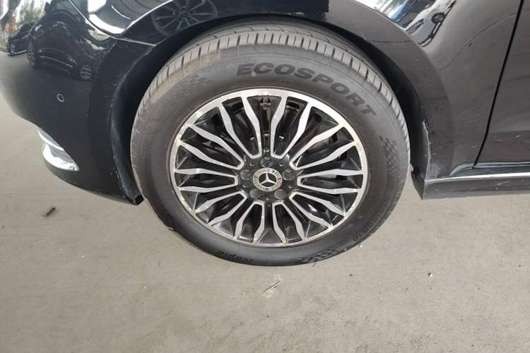 Used Mercedes-Benz V-Class 2017 V 260 L Prestige Extended Edition Left Front Wheel Hub