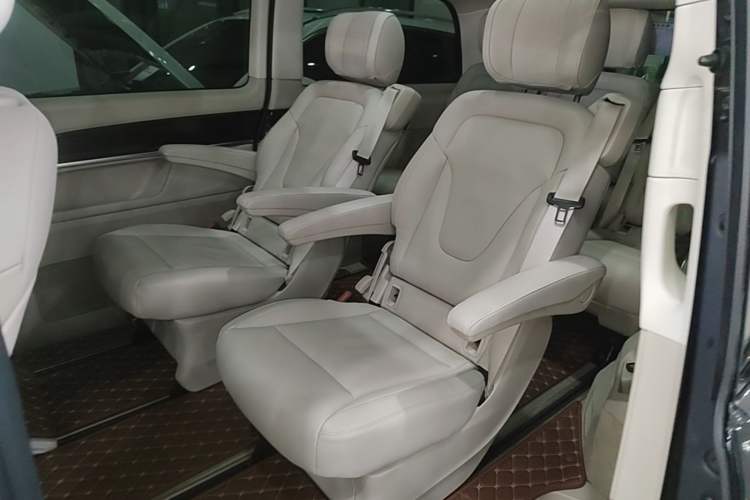Used Mercedes-Benz V-Class 2017 V 260 Avantgarde Edition Left Rear Seat