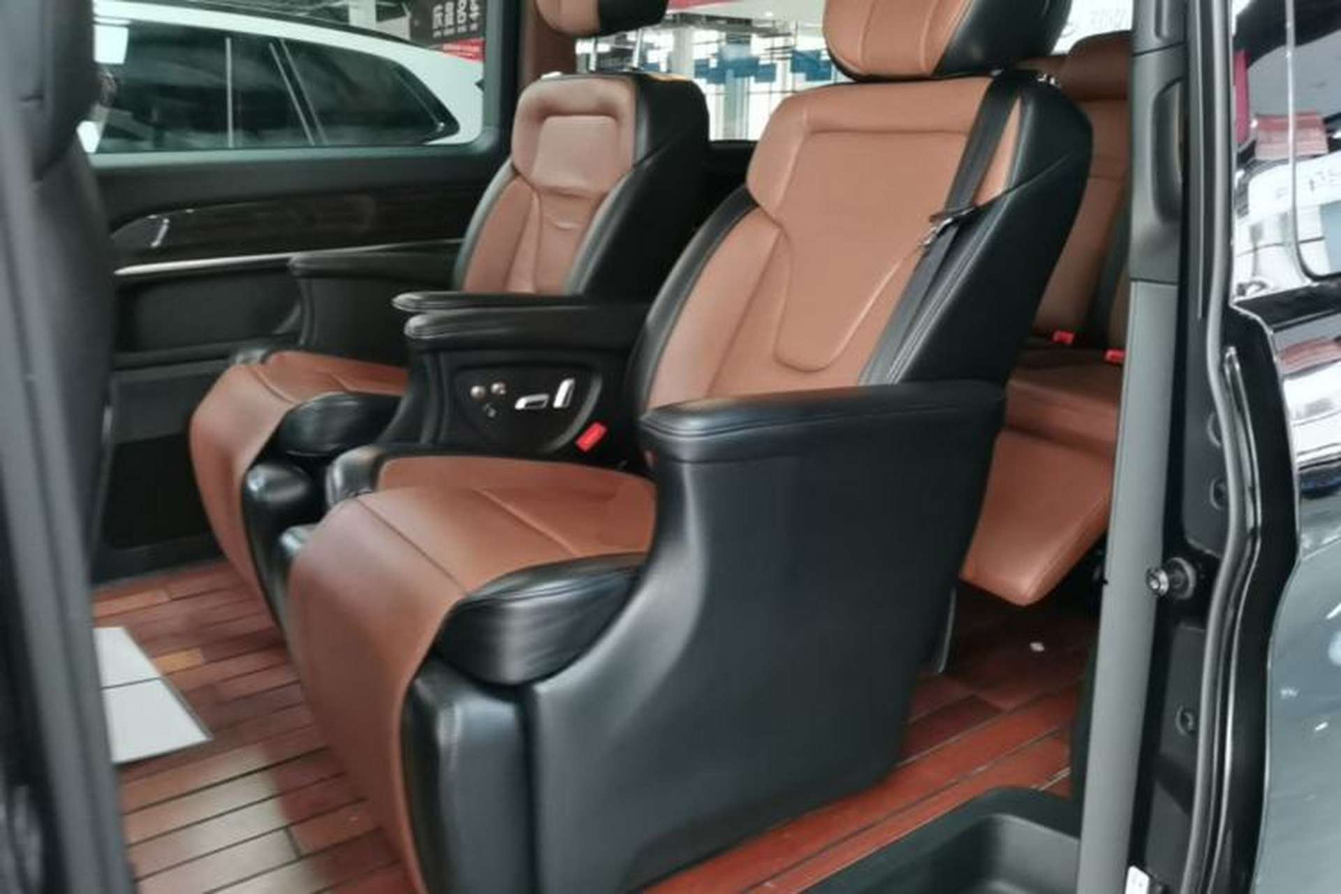 Used Mercedes-Benz V-Class 2017 V 260 Avantgarde Edition Left Rear Seat