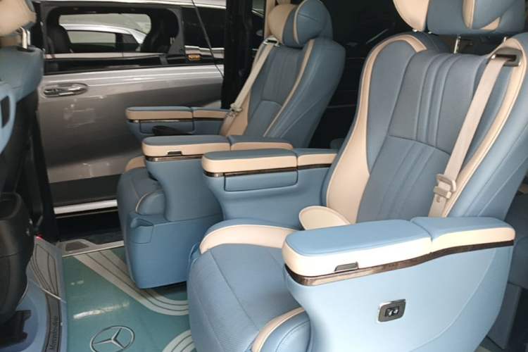 Used Mercedes-Benz V-Class 2017 V 260 Avantgarde Edition Left Rear Seat