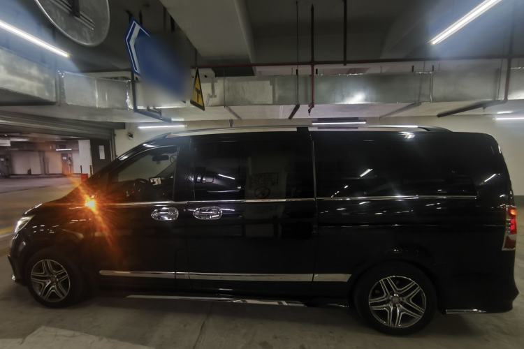 Used Mercedes-Benz V-Class 2017 2.0T Basic Extended Middle East Left Side