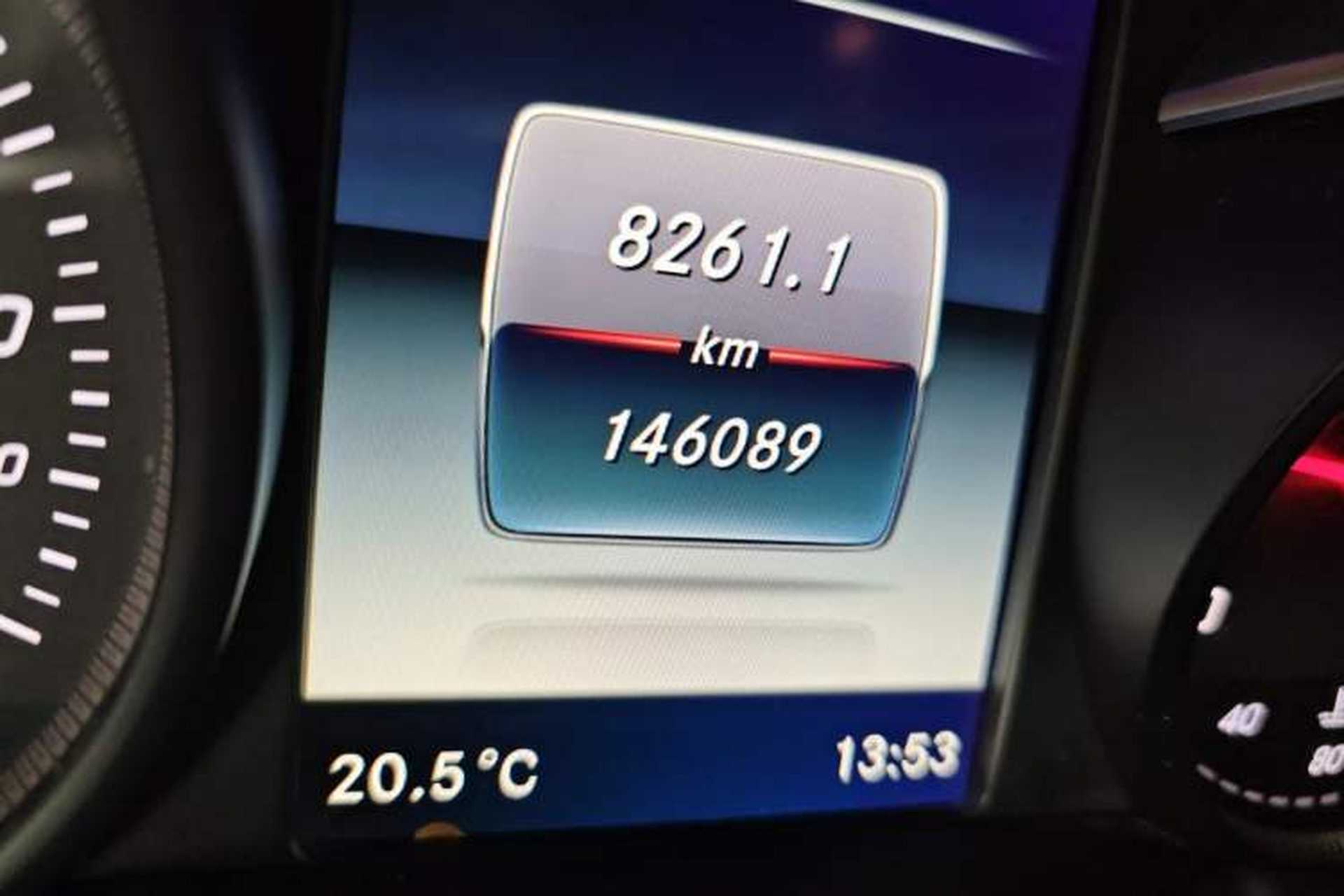 Used Mercedes-Benz V-Class  Odometer Close Up