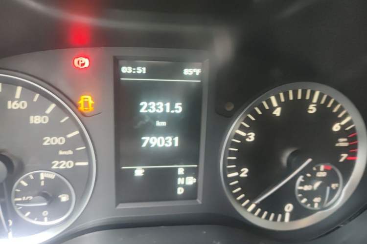 Used Mercedes-Benz V-Class  Odometer Close Up