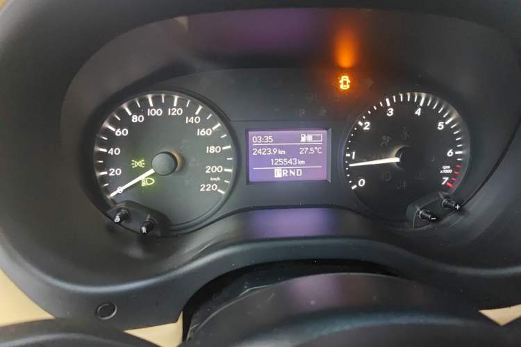 Used Mercedes-Benz V-Class  Odometer Close Up