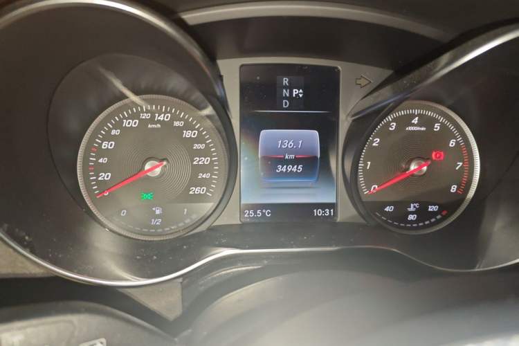 Used Mercedes-Benz V-Class  Odometer Close Up