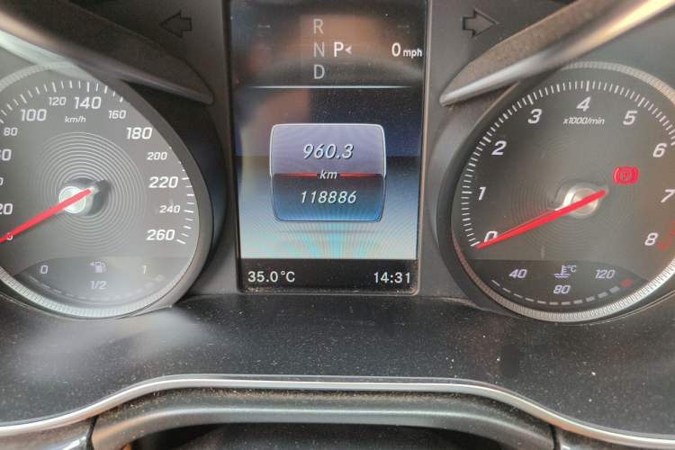 Used Mercedes-Benz V-Class  Odometer Close Up