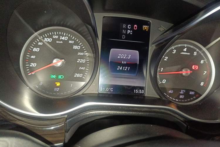 Used Mercedes-Benz V-Class 2017 V 260 Avantgarde Edition Odometer Close Up