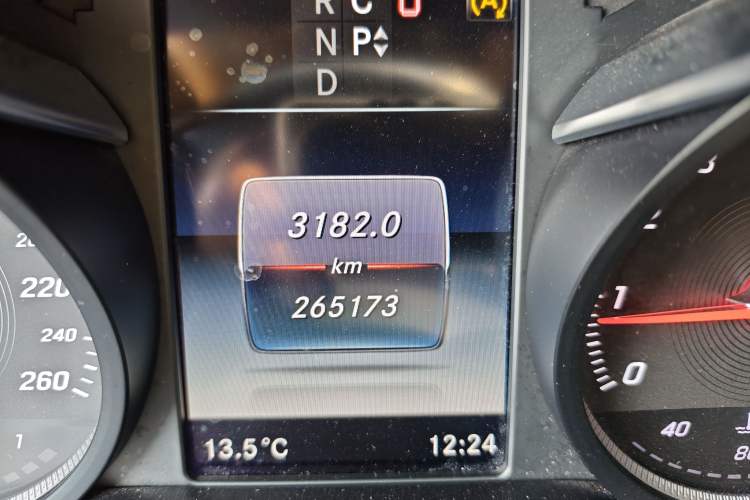 Used Mercedes-Benz V-Class 2017 V 260 Avantgarde Edition Odometer Close Up