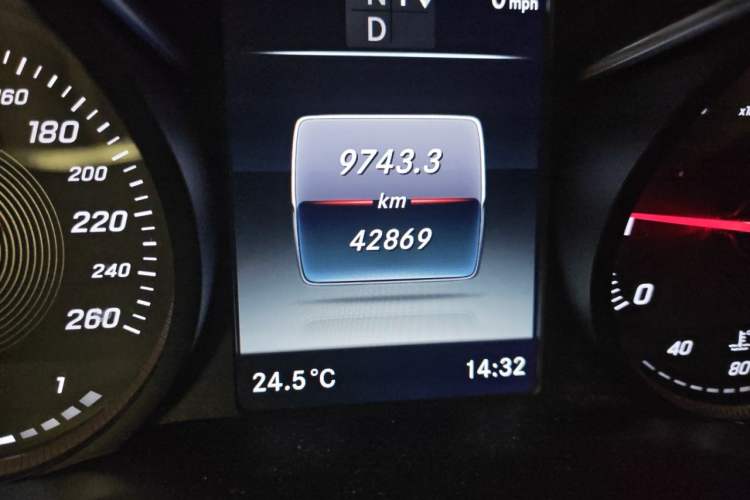 Used Mercedes-Benz V-Class 2017 V 260 Avantgarde Edition Odometer Close Up