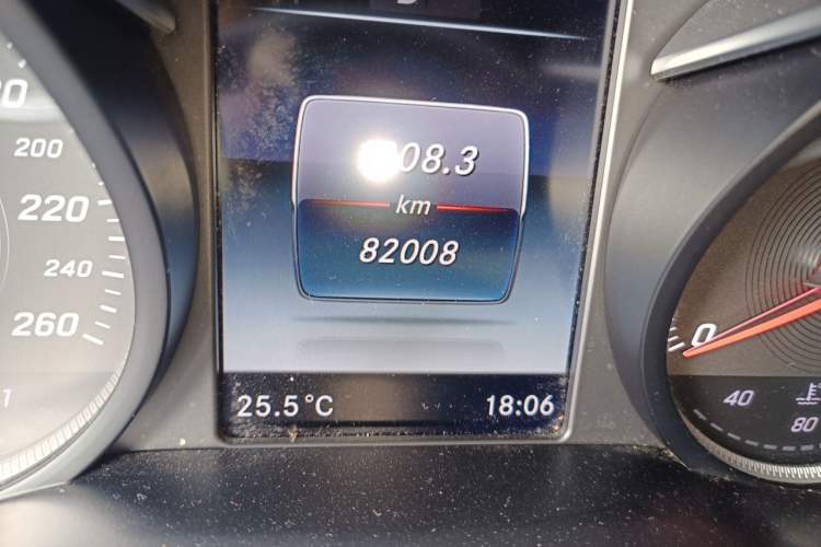Used Mercedes-Benz V-Class 2017 V 260 Avantgarde Edition Odometer Close Up