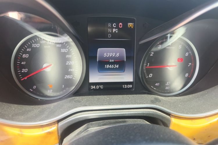 Used Mercedes-Benz V-Class  Odometer Close Up