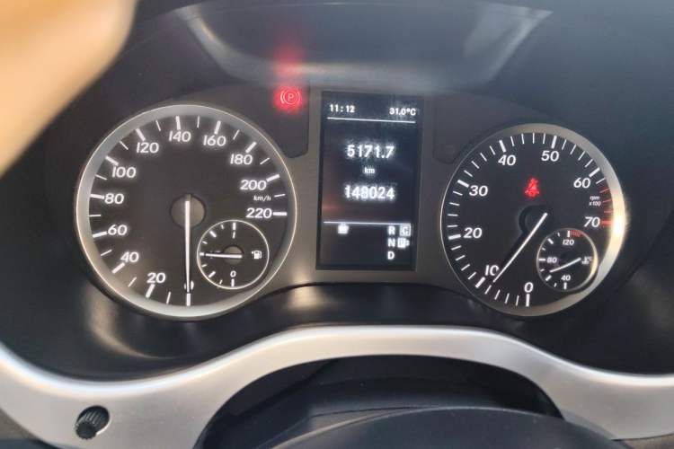 Used Mercedes-Benz V-Class  Odometer Close Up