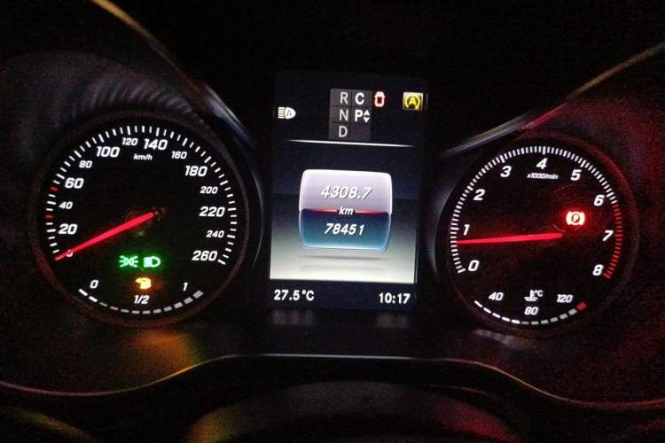 Used Mercedes-Benz V-Class 2017 V 260 Avantgarde Edition Odometer Close Up