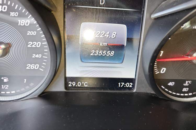 Used Mercedes-Benz V-Class  Odometer Close Up