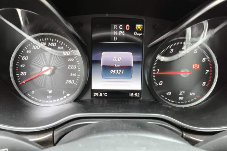 Used Mercedes-Benz V-Class 2017 V 260 Avantgarde Edition Odometer Close Up