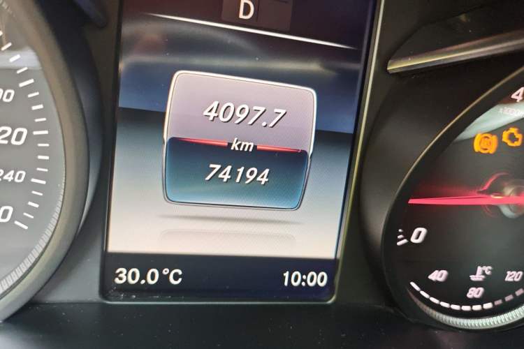 Used Mercedes-Benz V-Class 2017 V250 2.0T Base Model Odometer Close Up