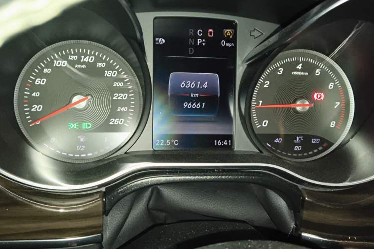 Used Mercedes-Benz V-Class 2017 V 260 Avantgarde Edition Odometer Close Up