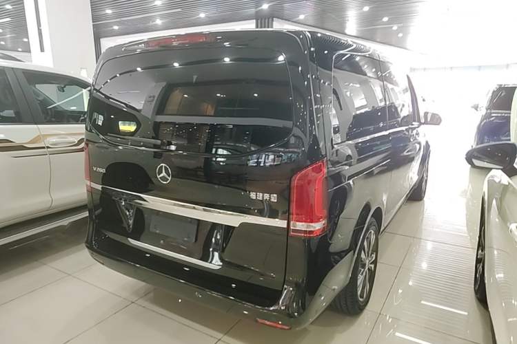 Used Mercedes-Benz V-Class 2017 V 260 Avantgarde Edition Rear Right 45 Deg