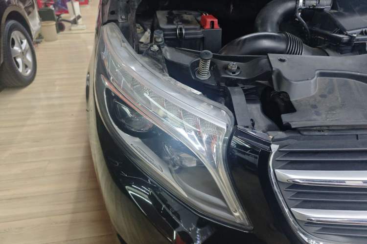 Used Mercedes-Benz V-Class 2017 V 260 Prestige Edition Right Front Headlight
